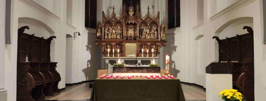 Altar gefüllt mit Kerzen