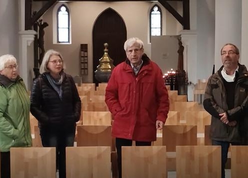 zwei Männer und zwei Frauen singen in der Grabeskirche